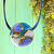 Collar con medallón azul