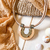 Collar de diseño en color beige y tiza