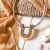 Collar de diseño en color beige y tiza