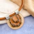 Elegante collar de mujer en color camel, con dije de vidrio y engarces de metal