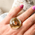 Anillo de vidrio fusionado pintado a mano color beige