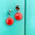 Aretes artesanales de vidrio fusionado en color rojo colorado