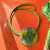 Collar alegre en tonos de verde, con dije de vitro fusion y cordones de cuero