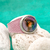 Brazalete de cuero con dije de vidrio artesanal color lila y violeta