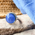 anillo de metal y vidrio azul