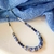 Collar de piedras  semipreciosas en tonos azules, con cuentas de piedra y cristal de diferentes formas y texturas.