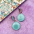 Aretes artesanales de vidrio fusionado en color turquesa