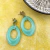 Aretes artesanales de vidrio fusionado en color turquesa