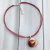 Collar con cordón de cuero bordeaux y dije de vidrio redondo rosa
