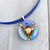 Collar corto de mujer con dije de vidrio redondo en tonos de azul