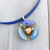 Collar corto de mujer con dije de vidrio redondo en tonos de azul