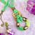 importante collar largo para mujer color verde con pieza de vidrio y argollas de metal