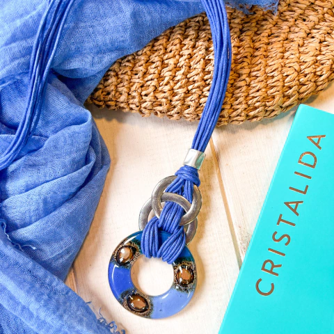Collar de diseño color Azul , que incluye un cordón azul y un colgante circular 