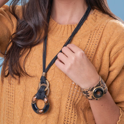 elegante collar de mujer color negro hecho a mano con dije de vidrio y metal