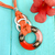 Collar naranja de diseño vibrante con elementos en tonos naranja y coral