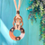 Collar femenino con diseño circular y detalles en tonos marrones y beige