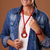 Collar Rojo de diseño vibrante con elementos en tonos rojos y dorados
