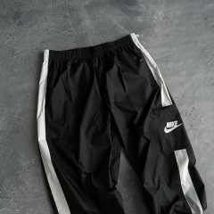 Pantalón Rompevientos Nike NSW en internet