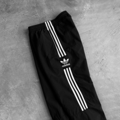 Imagen de Pantalón adidas rompevientos originals Trefoil