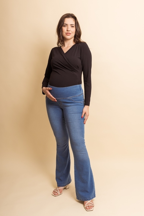 Calça gestante jeans lírio lisa flare clara - comprar online