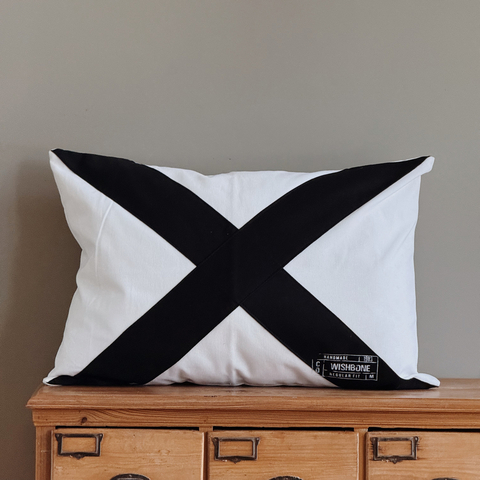 Almohadón Cruz [BLANCO & NEGRO] - comprar online