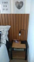 Mesa de cabeceira medindo 0,41x0,30m com 0,60m de altura