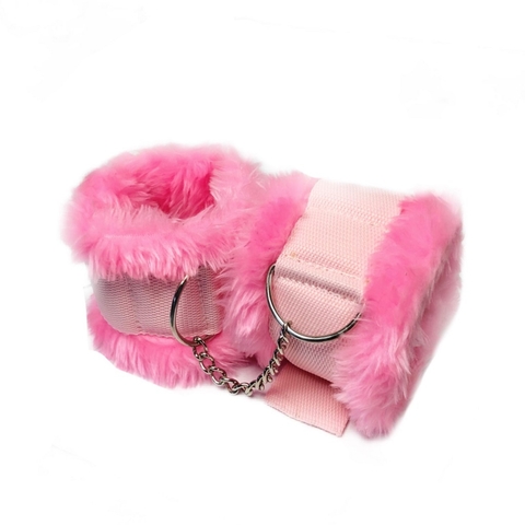 Esposas de peluche rosa con cadena metálica en el centro, diseñadas para juegos de bondage