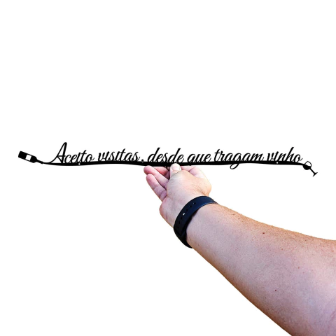 Frase de Metal - Aceito visitas, desde que tragam vinho