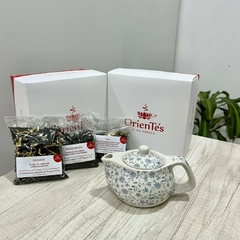 Tetera 250 cc + 3 tés nac. Por 25gr c/u. Modelo flores celestes - OrienTés