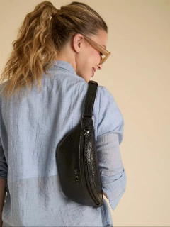 Riñonera Eva Negra De Charol Con Bolsillo Antirrobo - CHAVELA