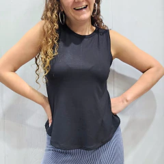 MUSCULOSA EVASE - CUELLO NEGRA - tienda online