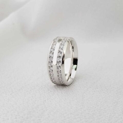 Aliança de prata reta com 2 frisos e pedras 8mm na internet