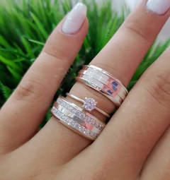 Aliança de prata reta com 2 frisos e pedras 8mm - comprar online