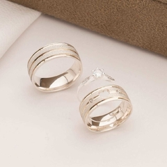 Alianças de prata com coração vazado pedras e filete de ouro diamantada 8mm