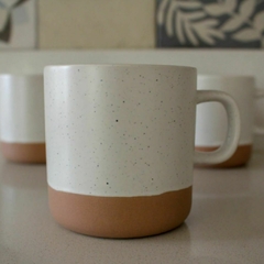 TAZA BLANCA GRANITE C/BASE BEIGE en internet