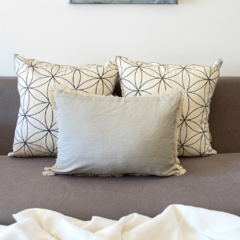 ALMOHADON C/FLECOS GRIS PERLA 35X50