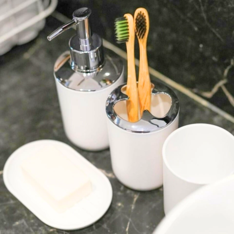 SET DE BAÑO 4 PZAS. PLASTICO BLANCO