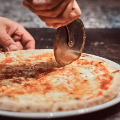 CORTA PIZZAS XL MANGO GRIS - comprar online