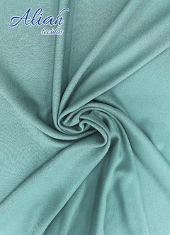 Tecido de Viscose Sarjada. Largura: 1,40m Gramatura: 150 g/m². Composição: 100% Viscose. A Viscose Sarjada é um tipo de viscose com maior gramatura e com trama na diagonal que dá o nome Sarjada. Por ser mais encorpada ela amassa menos que a viscose comum 