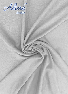 Tecido de Viscose Sarjada. Largura: 1,40m Gramatura: 150 g/m². Composição: 100% Viscose. A Viscose Sarjada é um tipo de viscose com maior gramatura e com trama na diagonal que dá o nome Sarjada. Por ser mais encorpada ela amassa menos que a viscose comum 