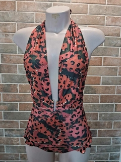 Modelo de maiô com estampa de onça em fundo rosa, apresentado em um manequim.