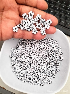 Missangas Flor Letras Com Furo Passante 100pçs - comprar online