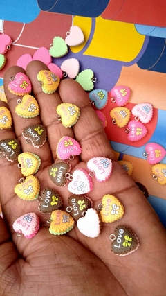 pingente personalizado Coração LOVE resina Pacote com 50 ou 100 unidades 