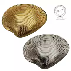 Fivelas de biquíni modelo meia concha em cores dourada e prateada, mostrando detalhes da superfície.