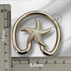 Fivela modelo estrela com extensão em ABS na cor dourada, com medidas de 5,0cm e 5,5cm, sobre fundo neutro.