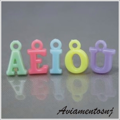 Pingente Letra 14x10mm Em Acrilico Com 84uni. - comprar online