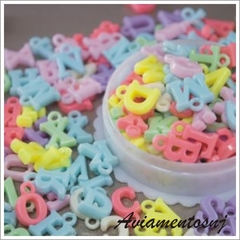 Pingente Letra 14x10mm Em Acrilico Com 84uni.