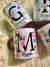 Caneca cerâmica com colher - INICIAL FLORAL - comprar online
