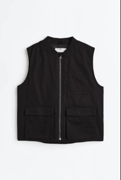 Chaleco "H&M"- De gabardino negra, con bolsillos