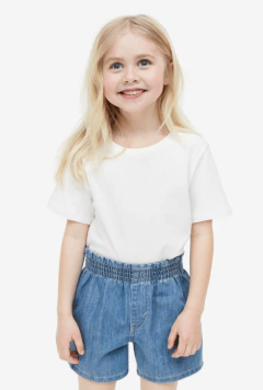 Short "H&M" - De jean blandito, azul clásico, con cintura alta elastizada en internet